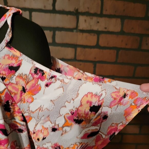 Free 2 Luv 1X open scoop neck detail.  Cold shoulder top - Picture 2 of 9